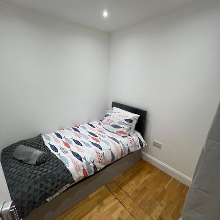 Good Priced Single Rooms In Northolt Exterior photo
