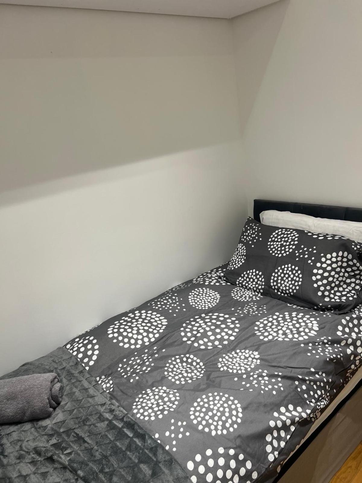 Good Priced Single Rooms In Northolt Exterior photo
