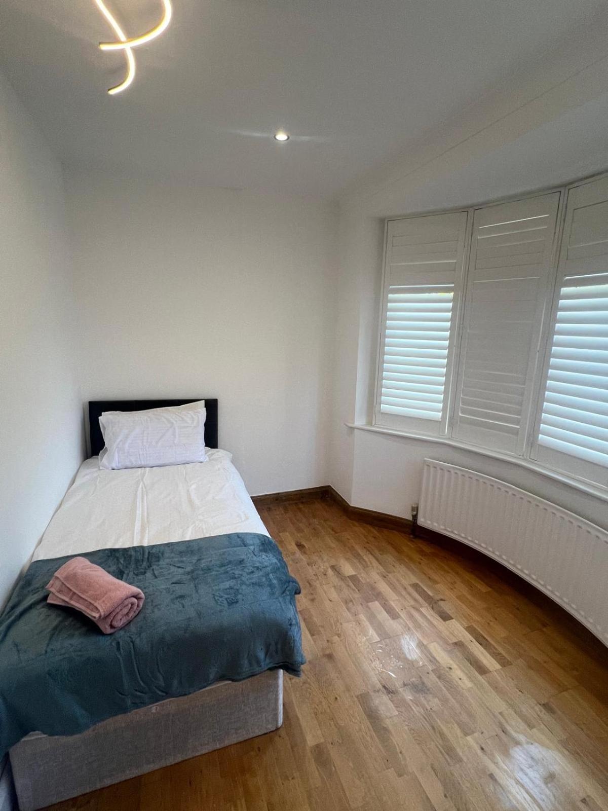 Good Priced Single Rooms In Northolt Exterior photo