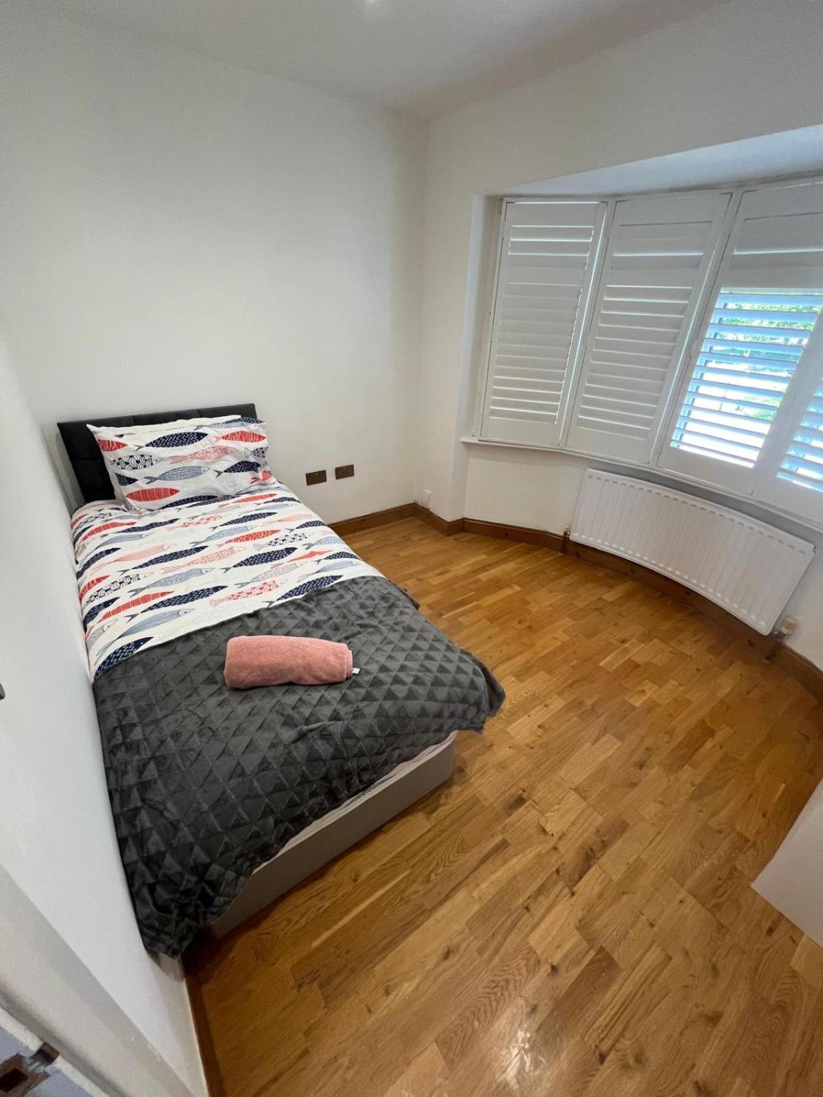 Good Priced Single Rooms In Northolt Exterior photo