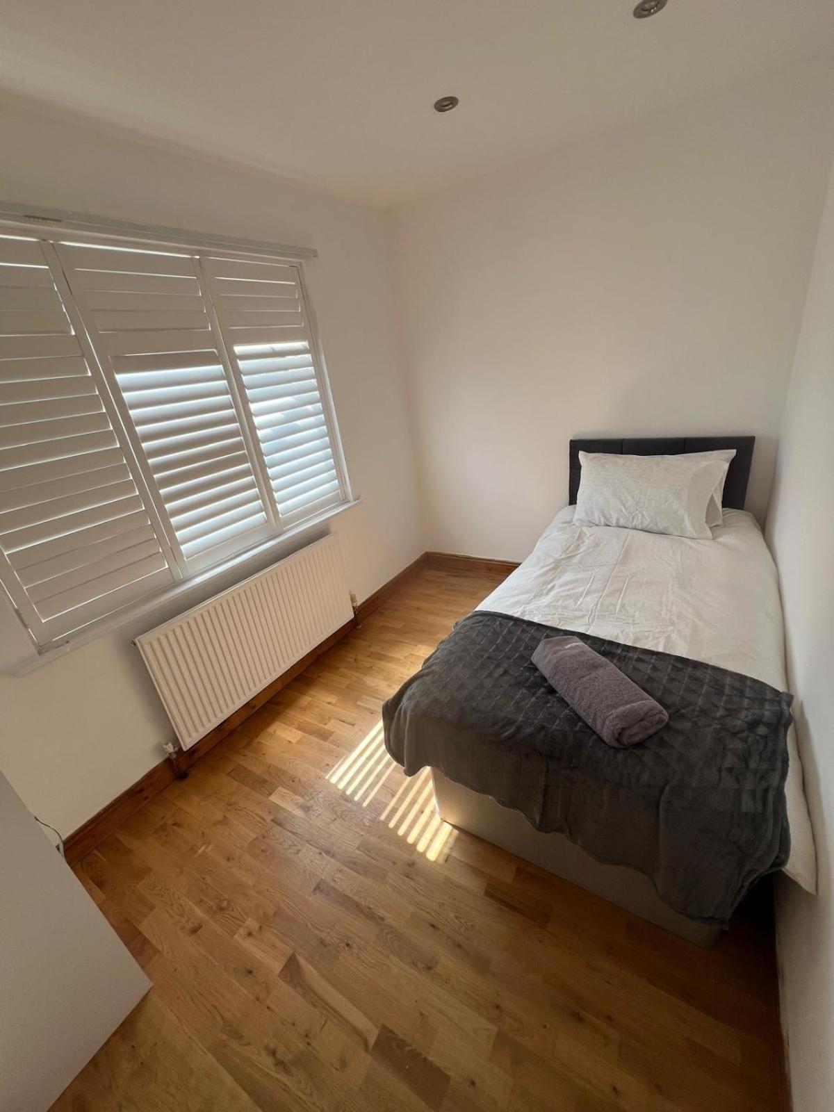 Good Priced Single Rooms In Northolt Exterior photo